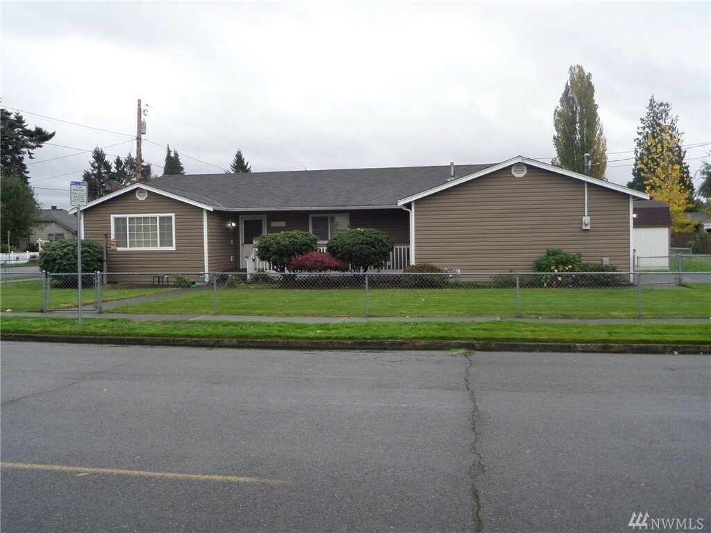 Property Photo:  1020 Academy St  WA 98390 