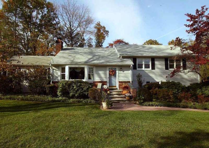 Property Photo:  72 E Rayburn Rd  NJ 07946 