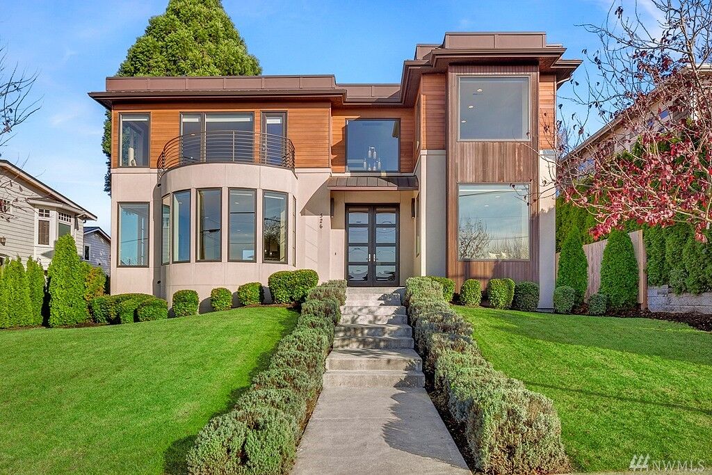 Property Photo:  526 14th Ave W  WA 98033 