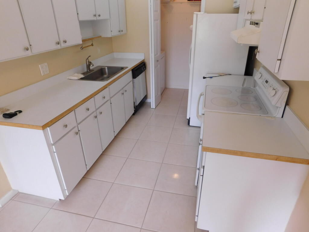 Property Photo:  6105 Fairfield Circle 11  FL 33463 