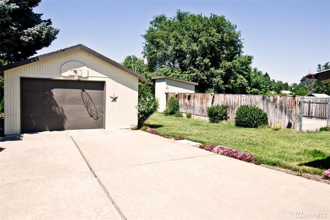 Property Photo: 128 N Joseph Ave WA 98802