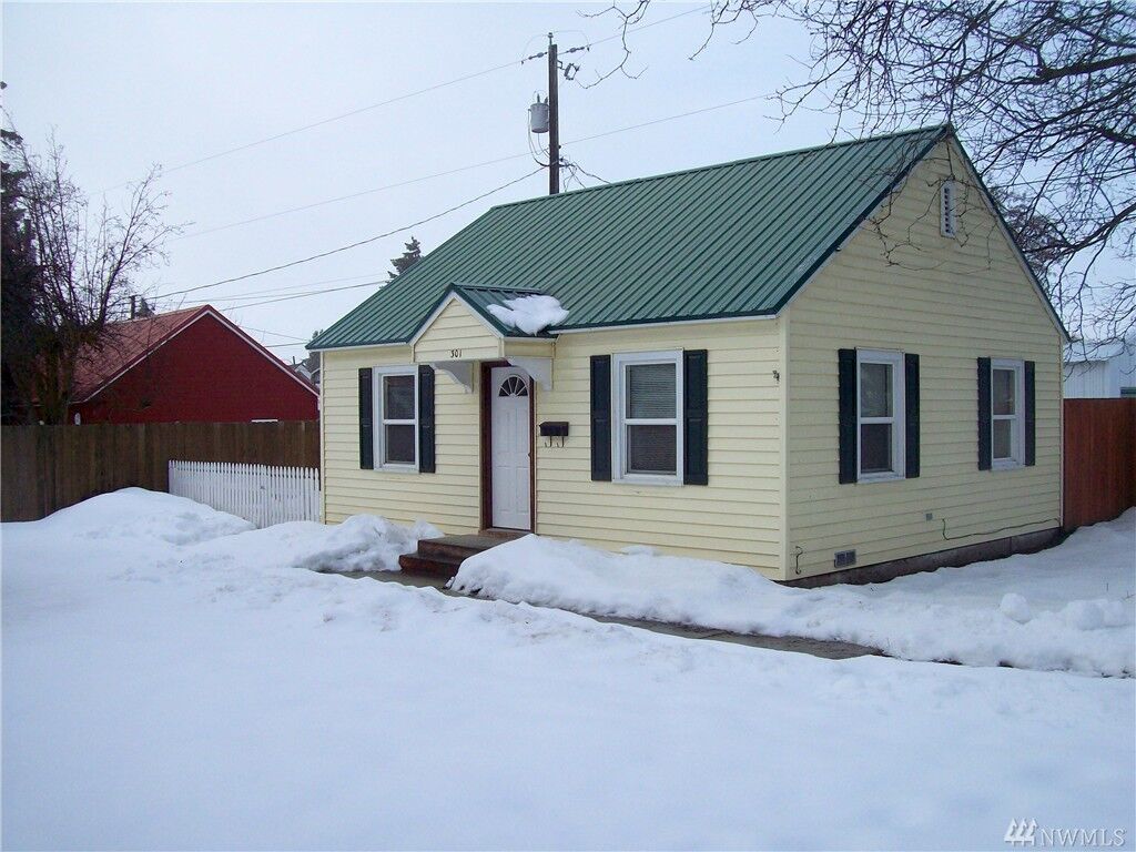 Property Photo:  301 S Sampson St  WA 98926 