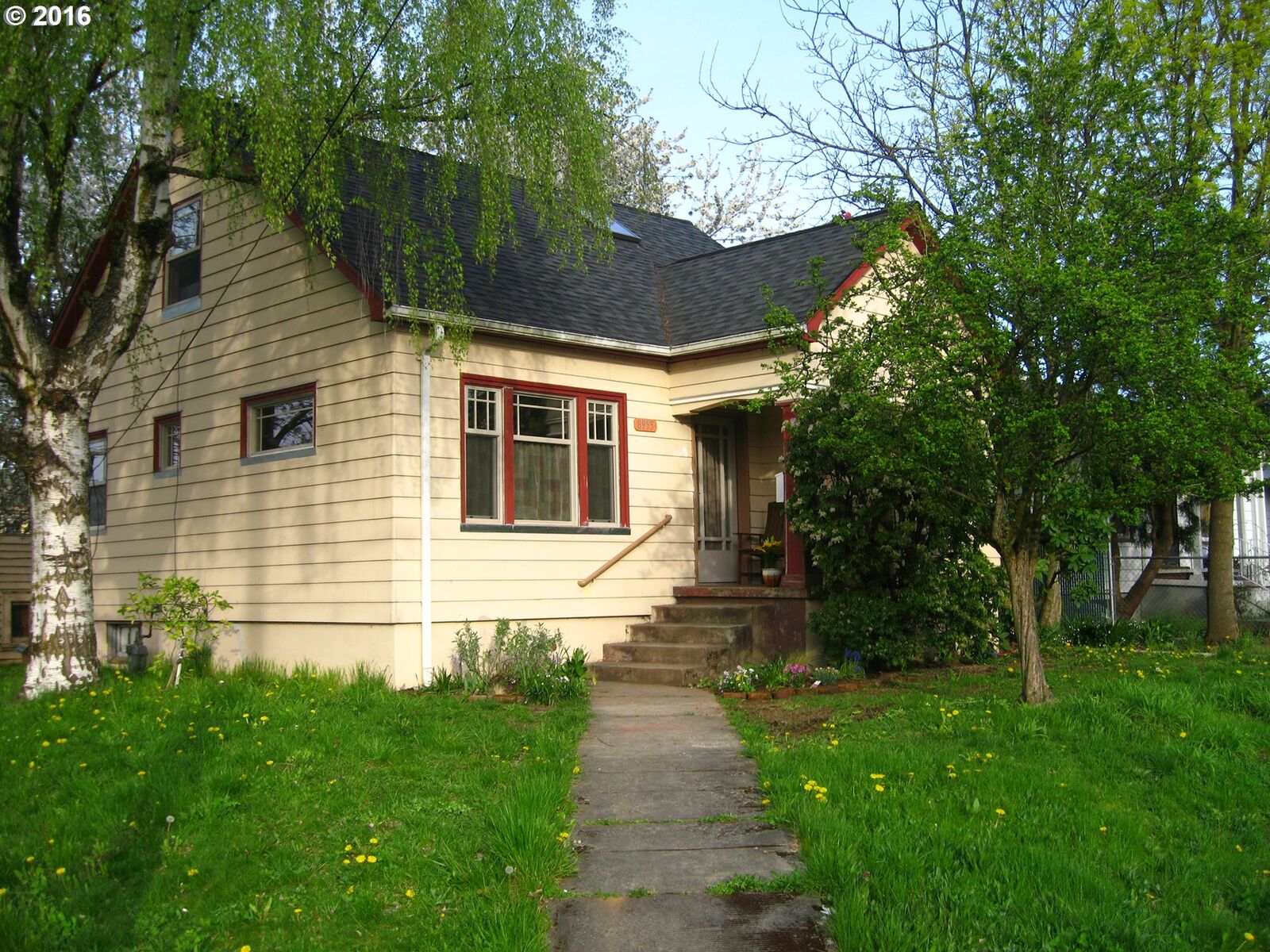 Property Photo: 8955 N Leonard St OR 97203
