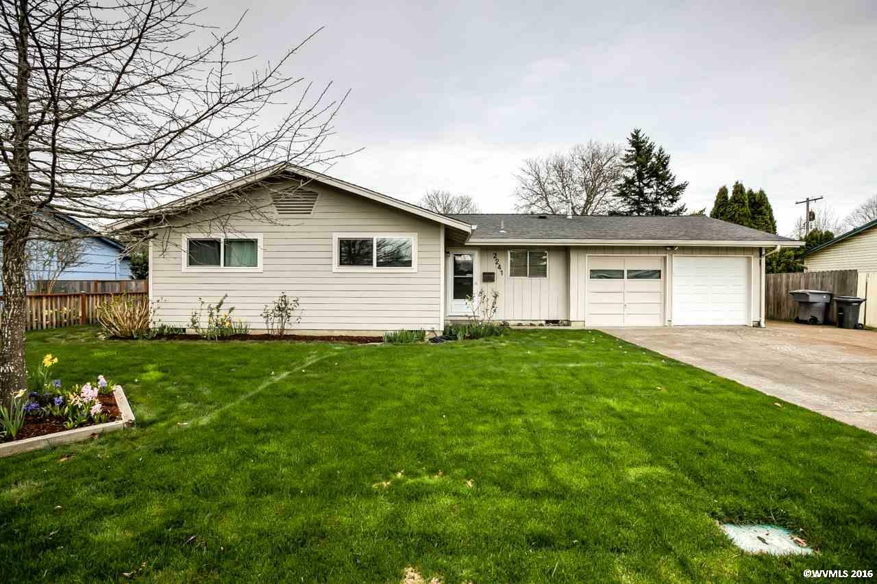 Property Photo: 2241 NW 12th St OR 97330-1459