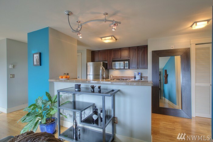 Property Photo:  209 N 39th St 303  WA 98103 