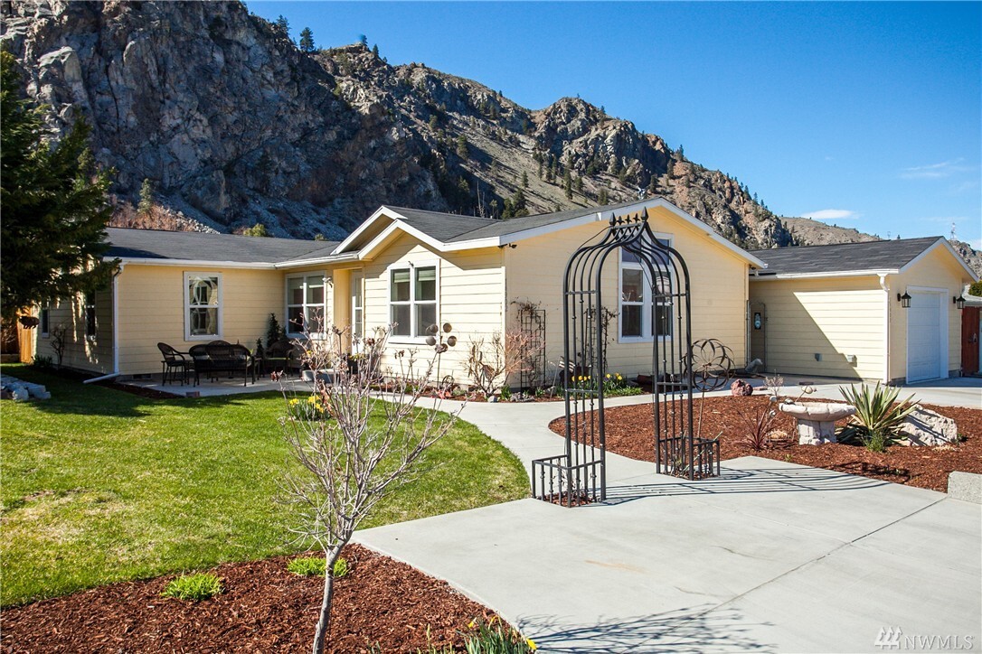 Property Photo: 14902 Golden Delicious St WA 98822