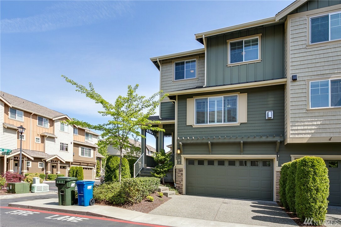 Property Photo:  320 Chelan Place NE H1  WA 98059 