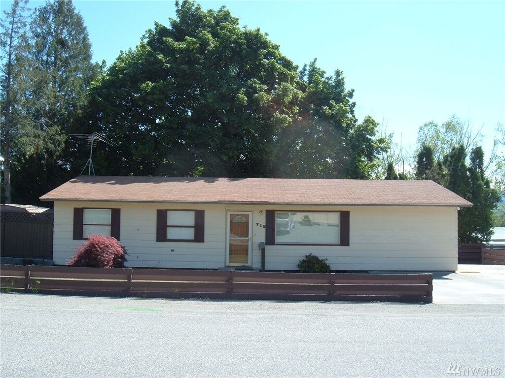 Property Photo:  712 Sunrise Dr  WA 98841 