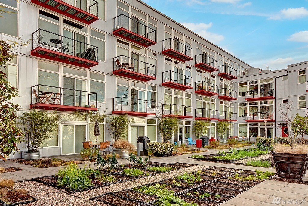 Property Photo: 2960 Eastlake Ave E 304 WA 98102