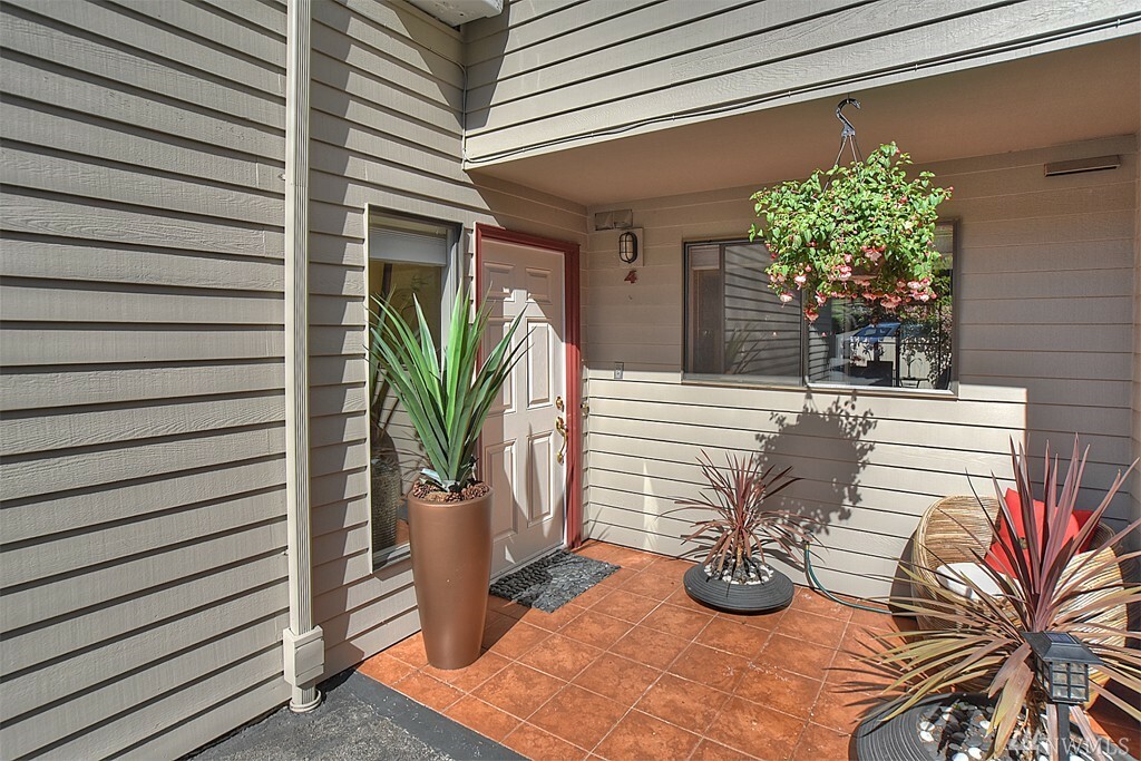 Property Photo: 1004 Kirkland Ave 4 WA 98033