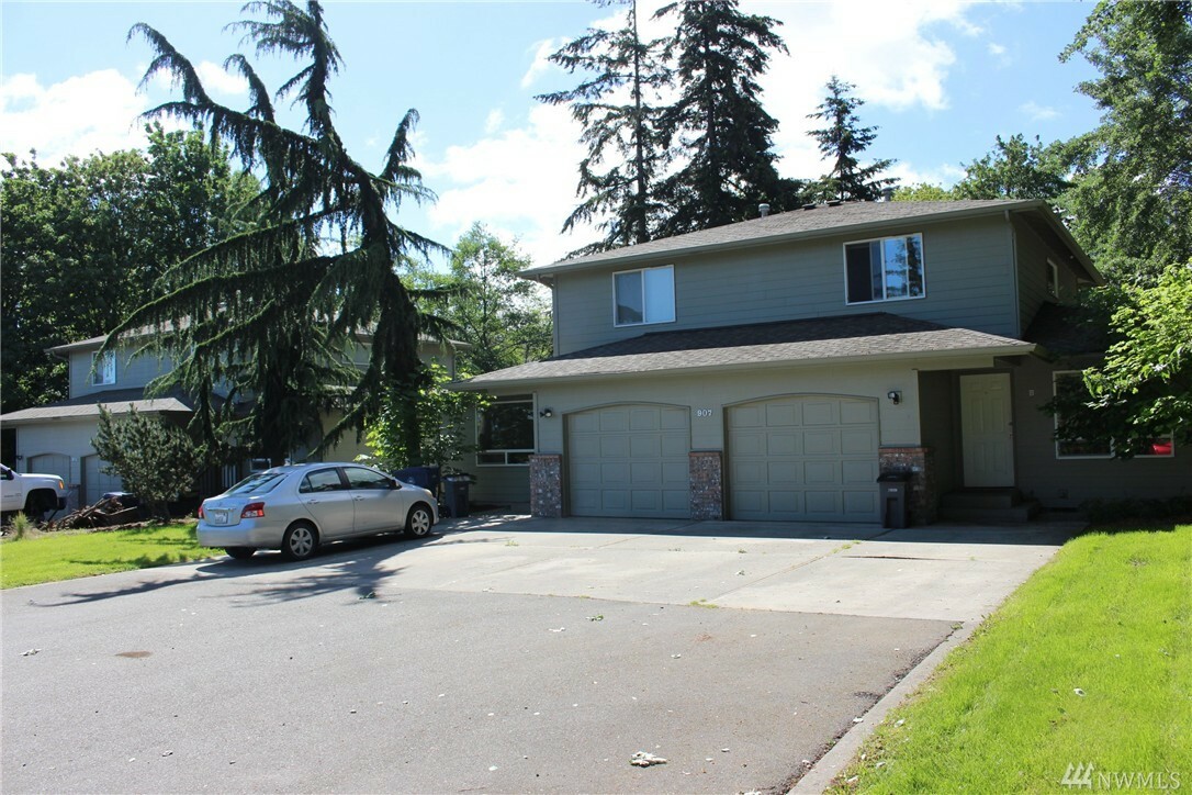 Property Photo:  903 36th St  WA 98221 