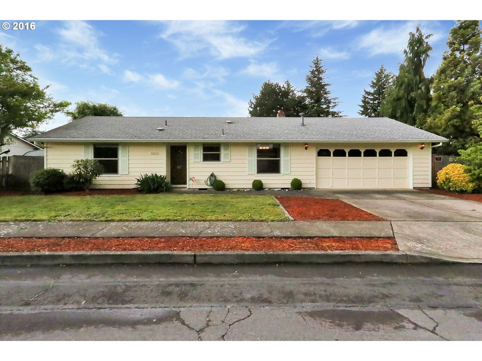 Property Photo:  1625 NW Bella Vista Ave  OR 97030 