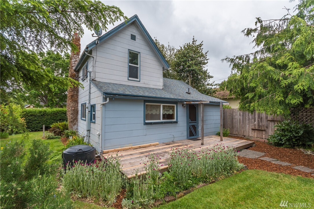 Property Photo:  1408 9th St  WA 98221 
