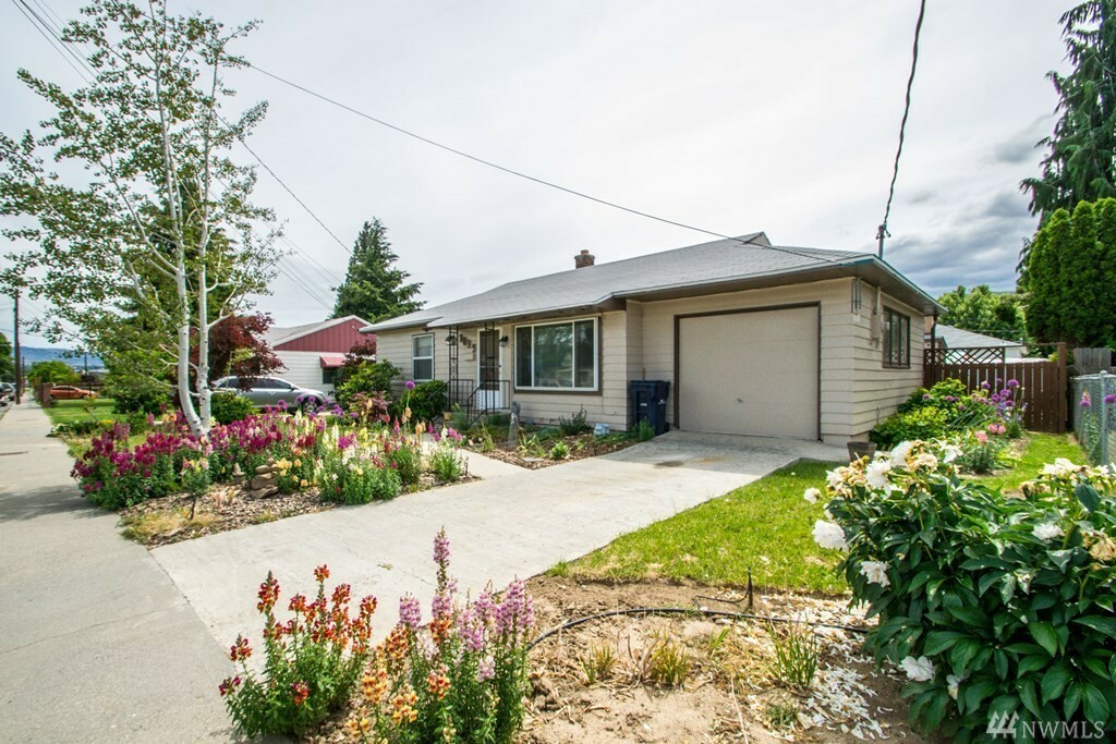 Property Photo:  1039 Dakota St  WA 98801 