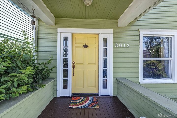 Property Photo:  3013 Nassau St  WA 98201 