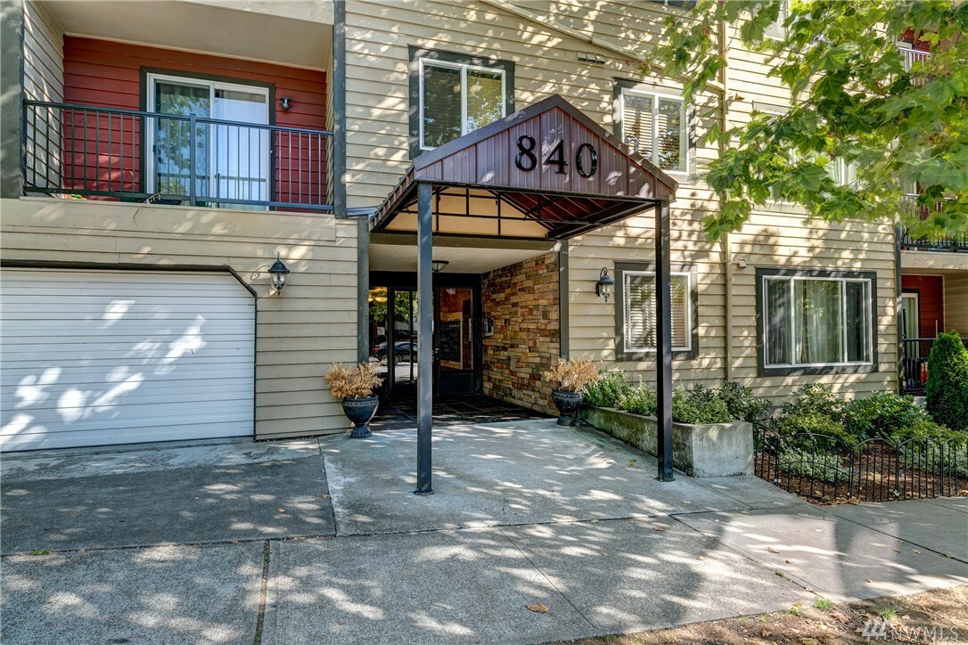 Property Photo:  840 NE 125th St 406  WA 98125 