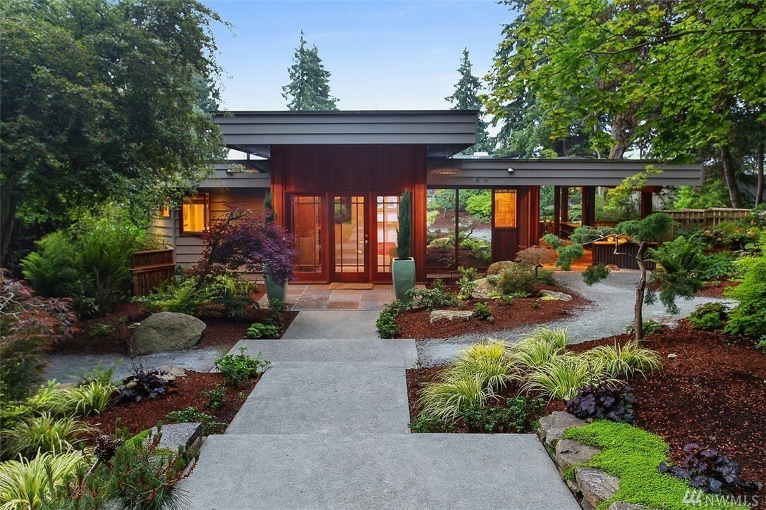 Property Photo: 8986 Ferncliff Ave NE WA 98110
