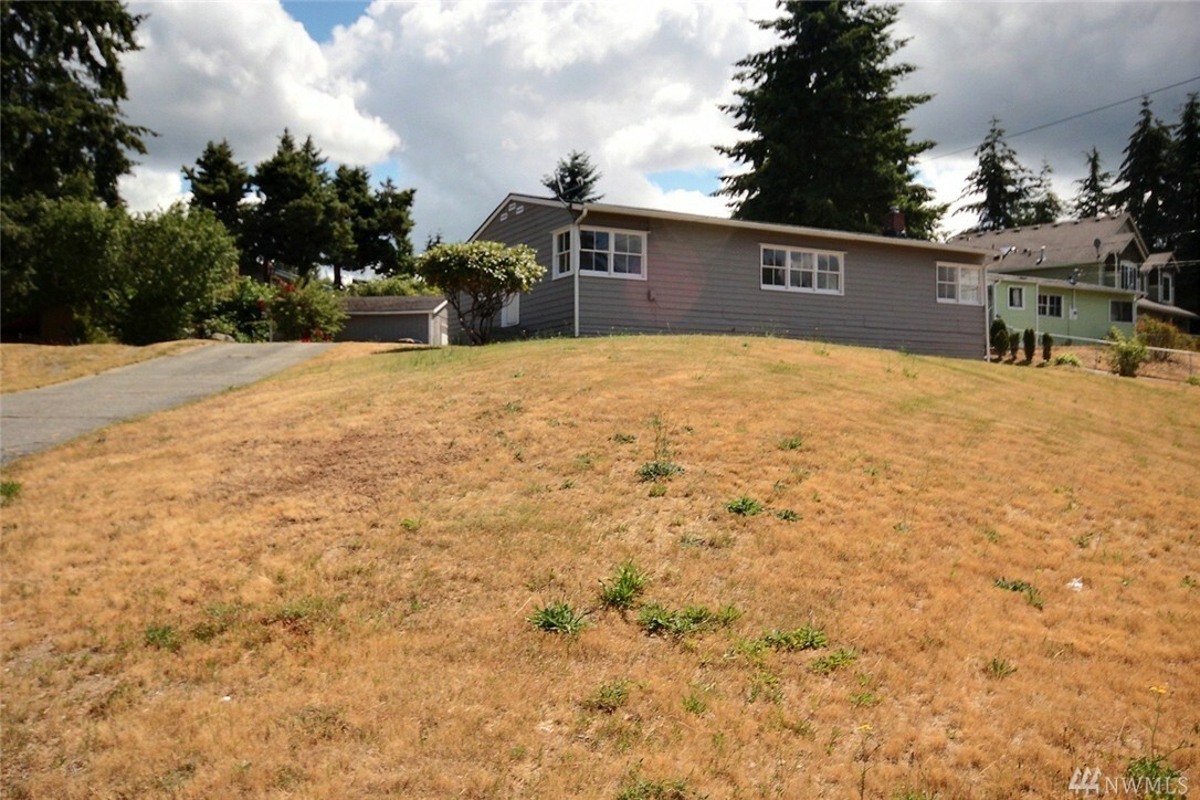 Property Photo:  2906 NE 5th Place  WA 98056 