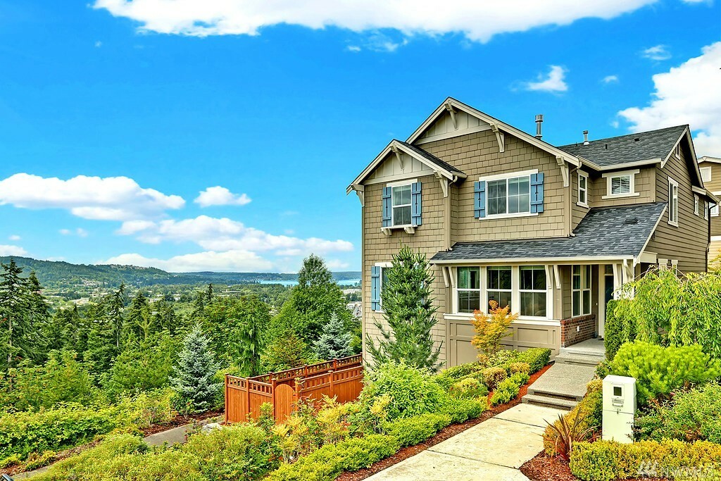 Property Photo:  879 3rd Ave NE  WA 98029 