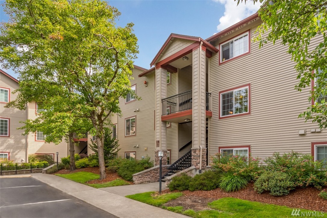Property Photo:  25025 SE Klahanie Blvd L205  WA 98029 