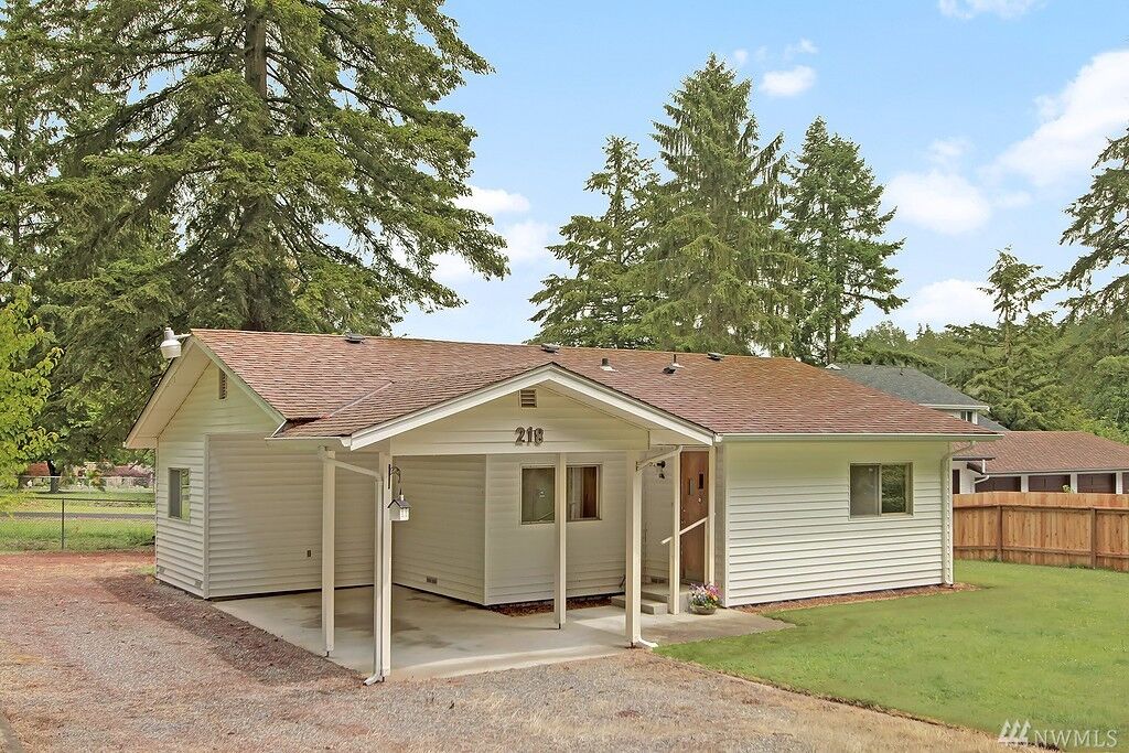 Property Photo:  17442 W Lake Desire Drive SE  WA 98058 