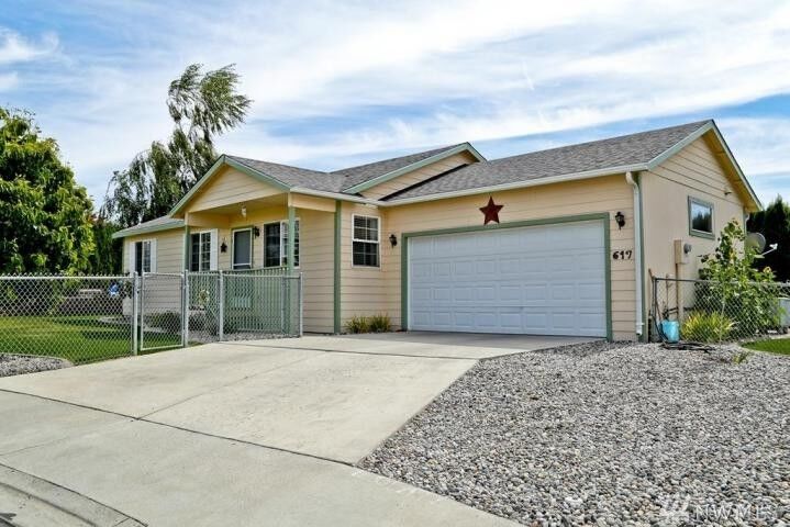 Property Photo:  617 S Lincoln Place  WA 98802 