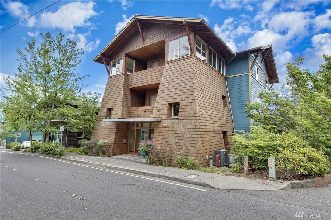 Property Photo:  207 Parfitt Wy SW 1B  WA 98110 