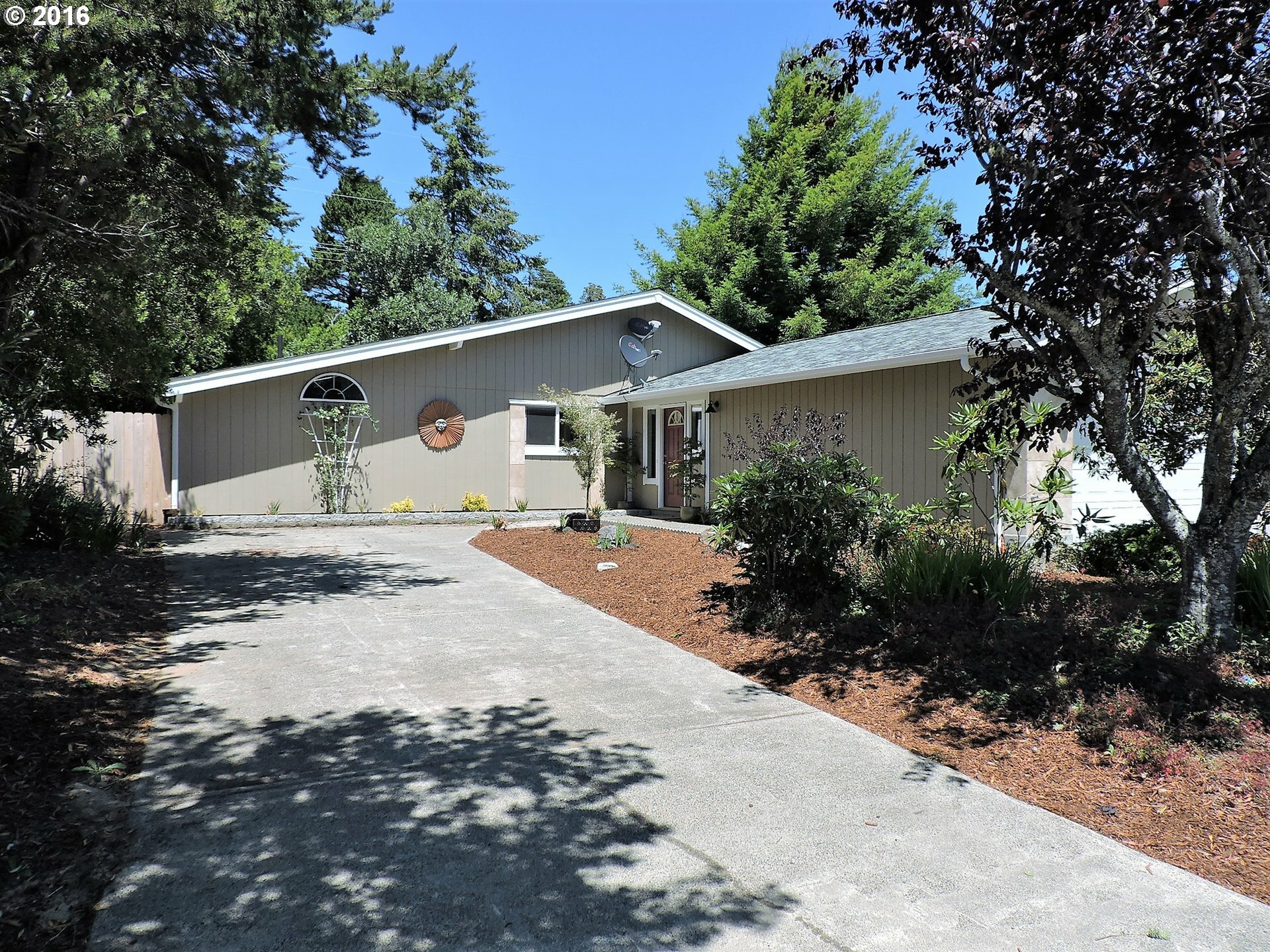 Property Photo:  2165 24th St  OR 97439 