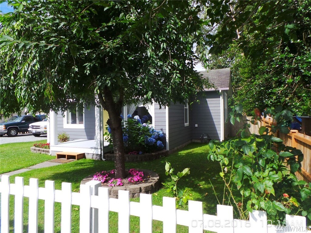 Property Photo: 820 Borseth St WA 98284