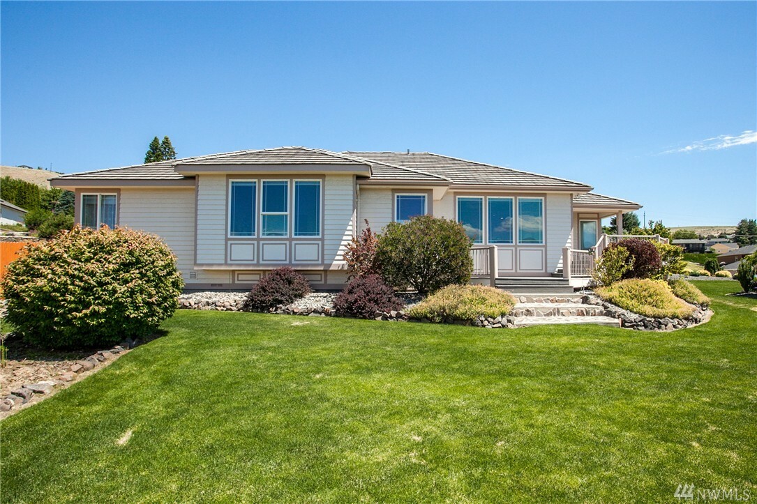 Property Photo:  512 Stoneridge Dr  WA 98802 