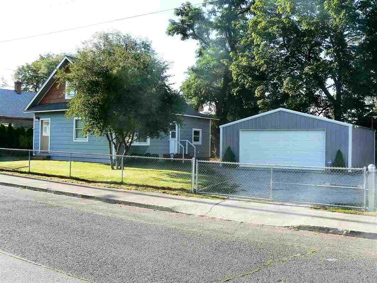 Property Photo:  812 E Jackson Ave  WA 99207 