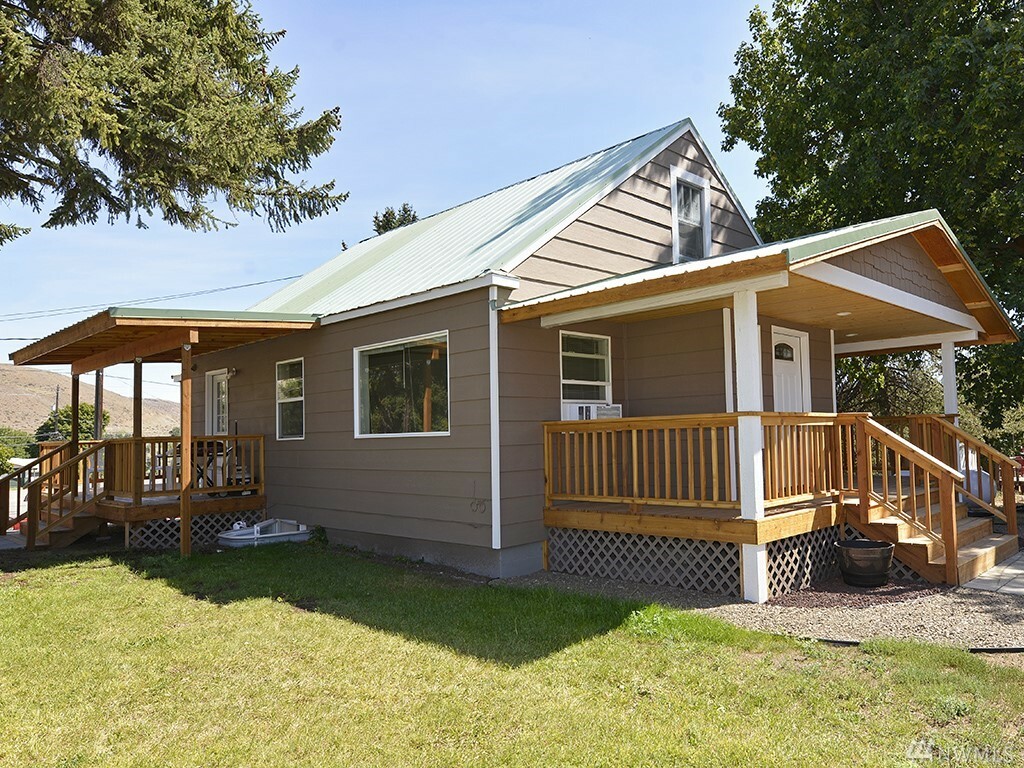 Property Photo:  402 5th Ave  WA 98856 