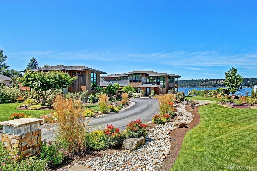 Property Photo:  815 E Lake Sammamish Shore Lane SE  WA 98075 