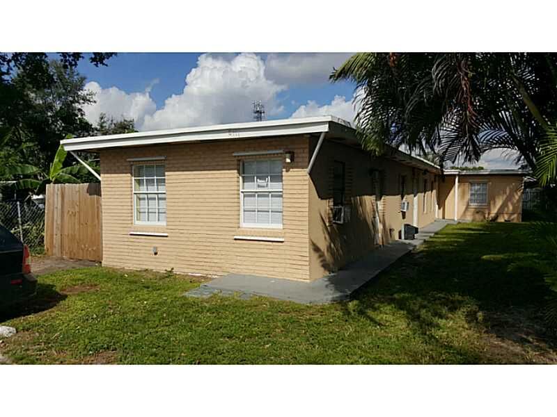 Property Photo: 6111 Buchanan St FL 33024