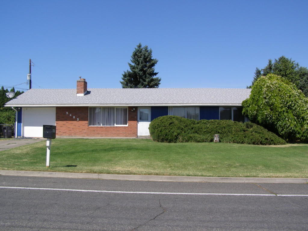 Property Photo: 5405 W Chestnut Ave WA 98908