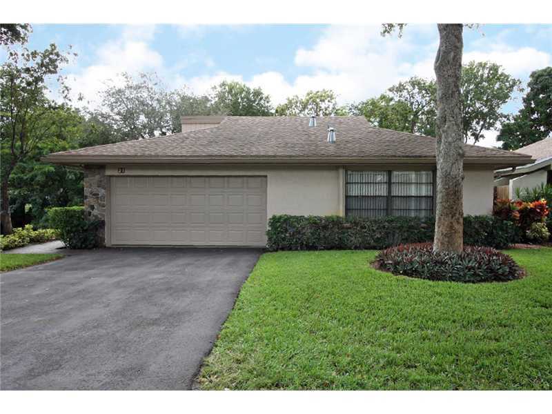 Property Photo:  21 Boxwood Rd 21  FL 33021 