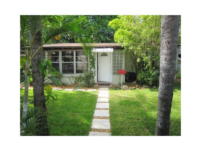 Property Photo: 915 NE 126 St FL 33161