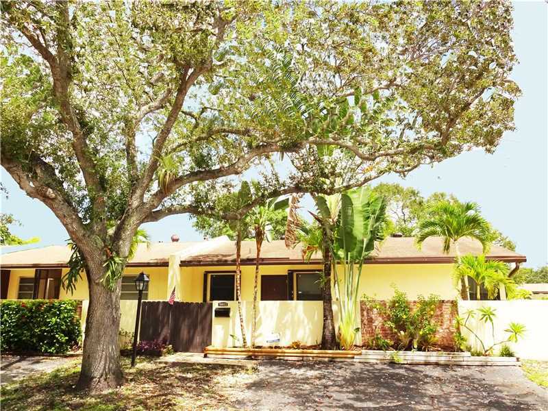 Property Photo:  13822 Kendale Lakes Dr -  FL 33183 