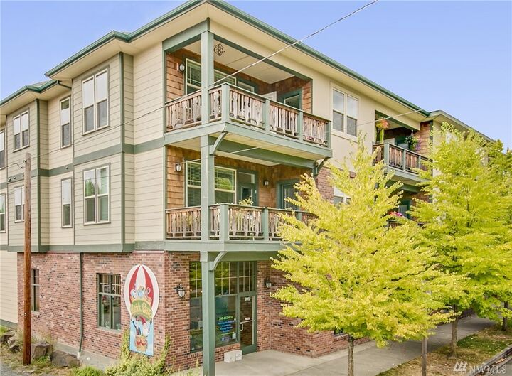Property Photo: 110 Cedar Ave 203 WA 98290