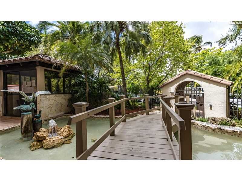 Property Photo:  1632 S Bayshore Ct 501  FL 33133 