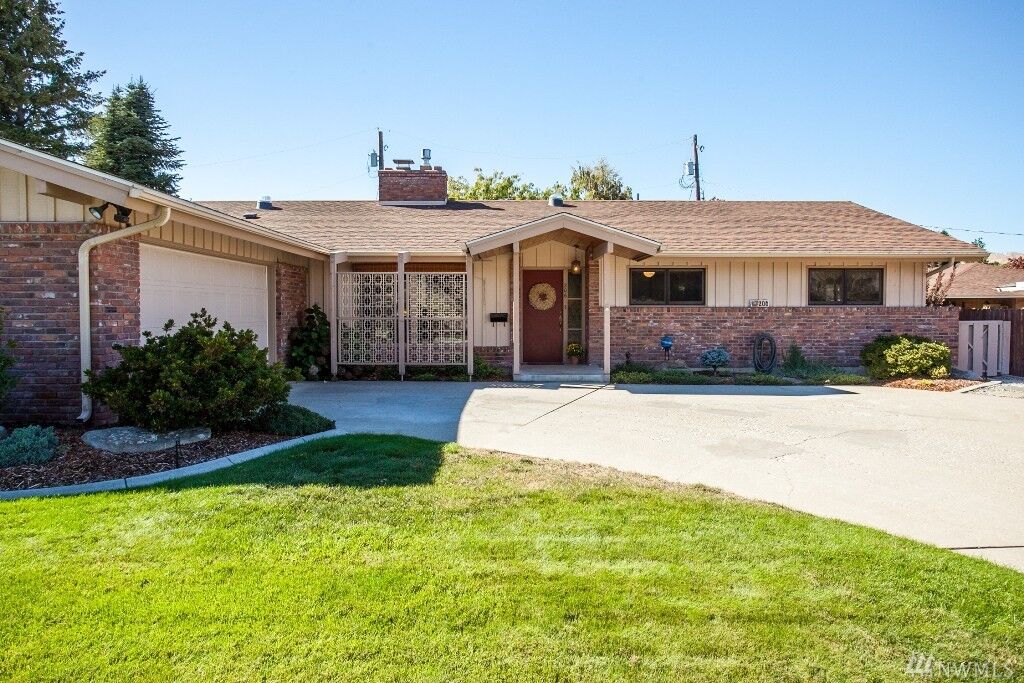 Property Photo:  206 Wetherald St  WA 98801 