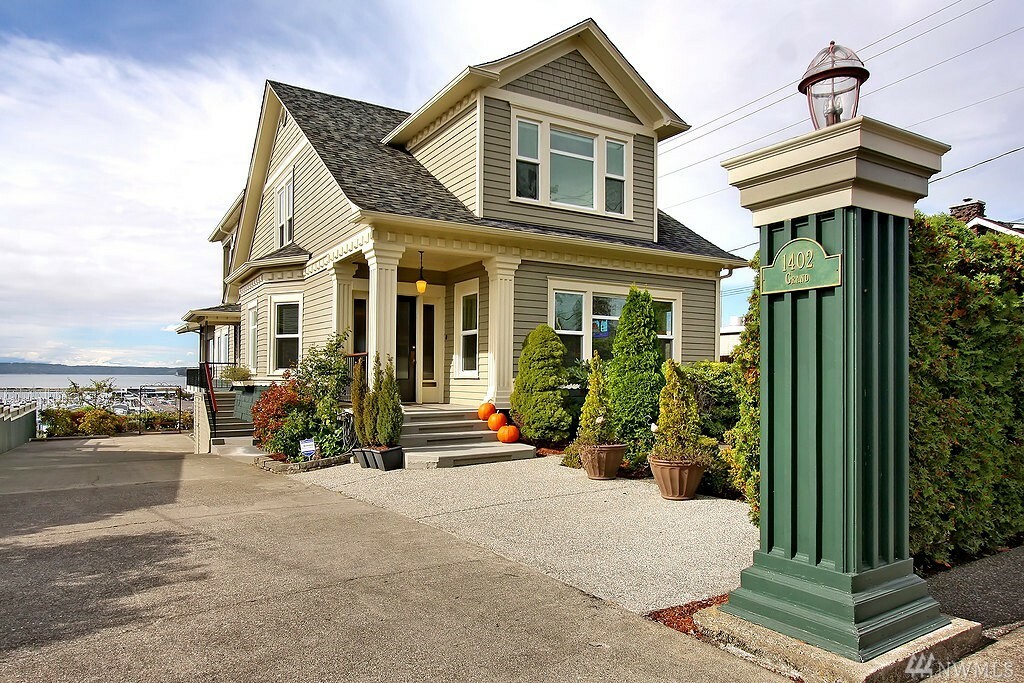 Property Photo: 1402 Grand Ave WA 98201
