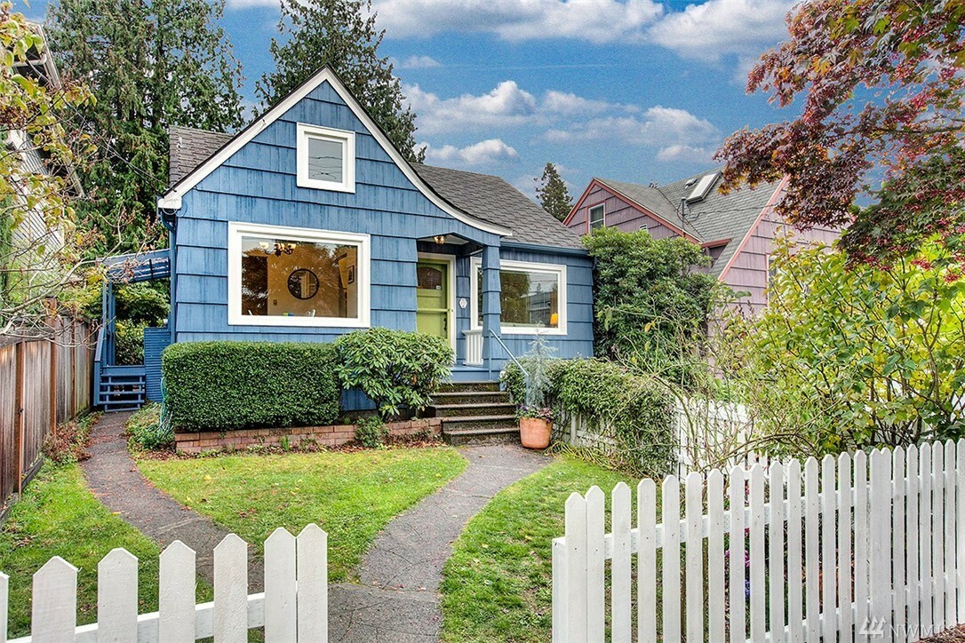 Property Photo: 1021 NE 97th St WA 98115