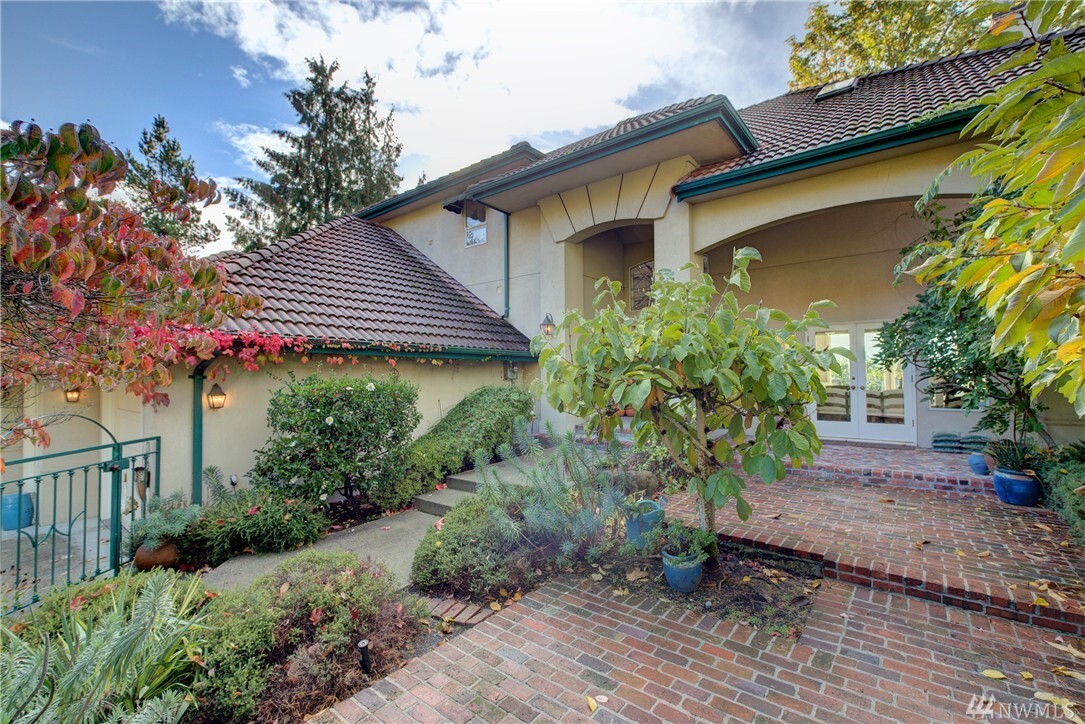 Property Photo: 8336 Avalon Dr WA 98040
