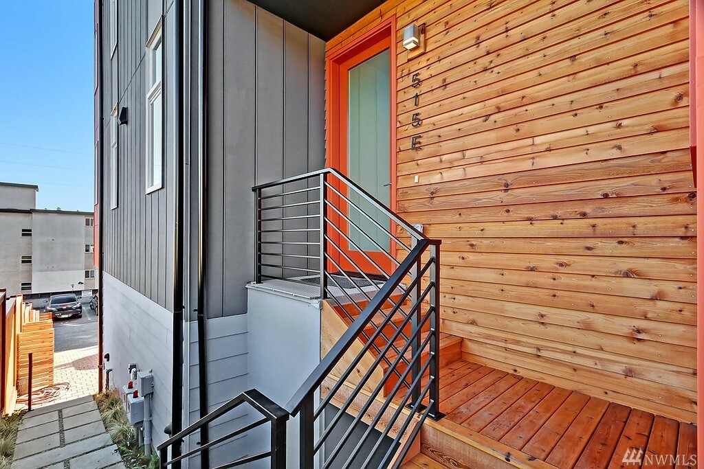 Property Photo:  515 E Ward St  WA 98109 