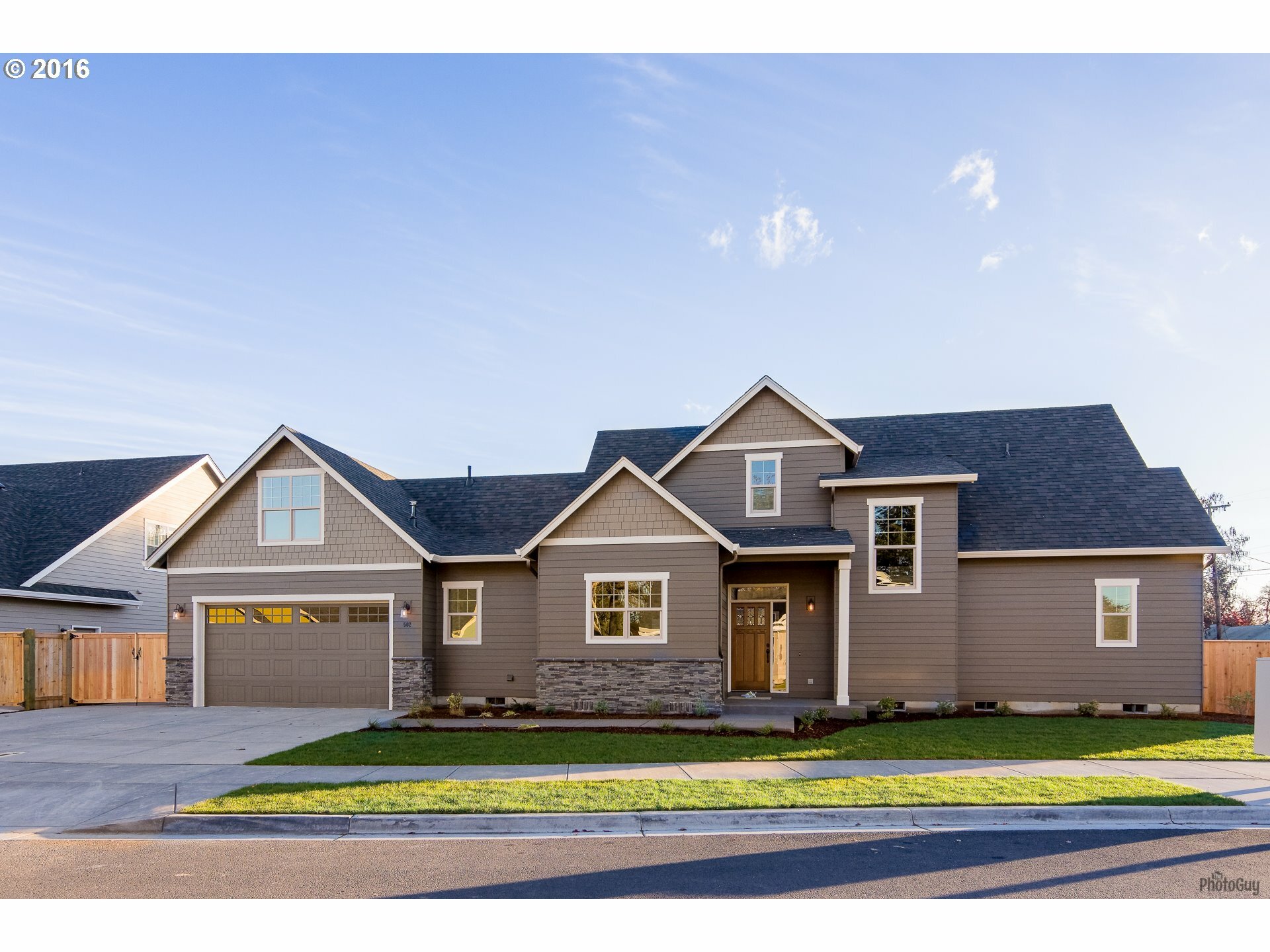 Property Photo: 502 Wedgewood OR 97404