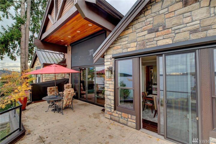 Property Photo:  1433 10th St W  WA 98033 