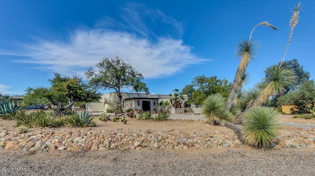 Property Photo: 440 W Paseo Del Canto AZ 85622