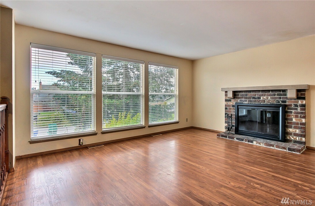 Property Photo: 6027 35th Place SE WA 98092
