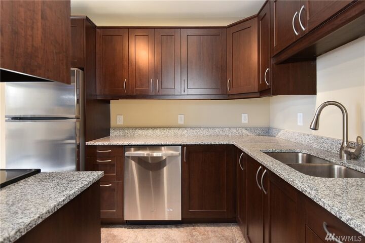 Property Photo:  1017 W Nickerson 16  WA 98119 